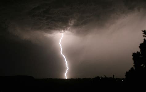 « des orages parfois violents sont envisagés sur le nord de la france, le centre et l'ouest de la belgique avec probabilité élevée de supercellules des prévisions confirmées par l'irm, qui a émis une alerte orange sur tout le territoire. Orages violents : 42 départements en alerte orange, record ...