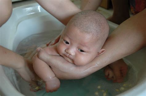 You can help babies get used to the big bath by putting the small baby bath into the big bath a few times. New Parents: Advice to help with new baby - BRISTOL PARENTING