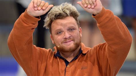 Menowin fröhlich (33), ehemaliger teilnehmer der castingshow deutschland sucht den superstar, wird zum sechsten mal vater. Nach Gerichts-Urteil: Erstes Statement von Menowin ...