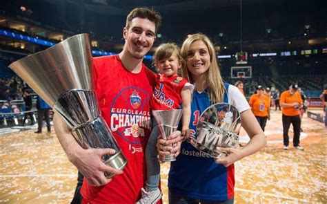 Standing at a height of 6 ft 5 in (1.96 m), he plays at the point guard and shooting guard positions. Todos se pelean por fichar al campeón de Europa, Nando De Colo