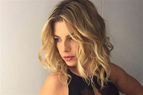 Emma marrone con taglio capelli lisci sidecut. Emma Marrone irriconoscibile: lo scatto che sciocca il web ...