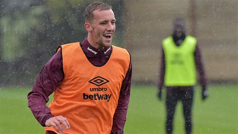 Born 27 february 1995) is a czech professional footballer who plays as a defensive midfielder for premier league club west ham united. Tomáš Souček: From family in Prague to family in the ...