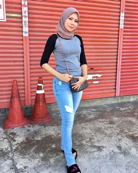 Bahan ini banyak dijual di toko offline maupun online dan bisa dipadukan dengan atasan apa saja. OOTD Hijab dan Celana Jeans Pencil Buat Kamu Yang Suka Petualangan - Dzargon