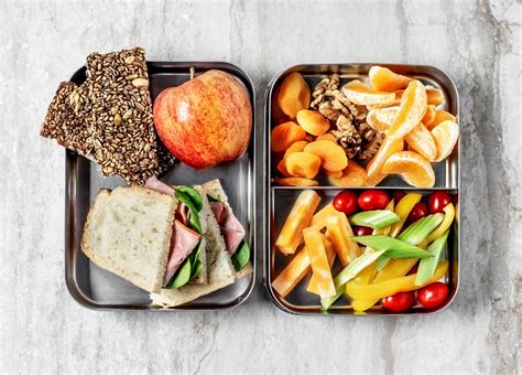 These healthy snacks can be brought on the go to keep you satisfied when cravings strike. Gezonde lunch op school: 'Hoe dan, zonder keuken en ...