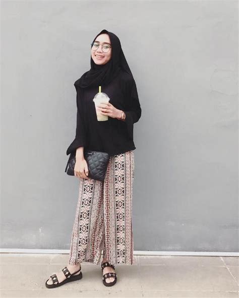 Misalnya saja, pakaia ke pantai tak mungkin dikenakan untuk pergi. Buat Pengganti Celana Jeans, Ini 9 Ide OOTD Hijab Pakai ...