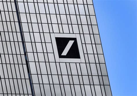 Bei einem kursziel von 11,00 € ergibt sich ein leicht positives potenzial von 3,44 % im vergleich zum aktuellen kurs von 10,63 € für deutsche bank ag. Bild zu: Kurs der Aktie der Deutschen Bank auf Rekordtief ...