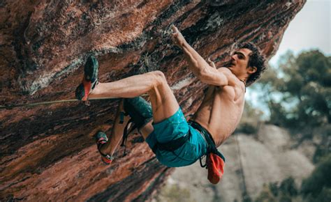 He is the best lead climber in the world. Adam Ondra continue sa moisson de 9a en Espagne ...