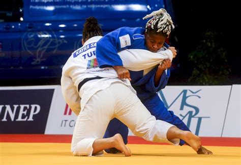 En finale, elle n'a eu besoin que de 11 secondes pour lancer son attaque contre la portugaise nunes et finir au sol. Judo: Romane Dicko (+78 kg) championne d'Europe pour la 2e ...