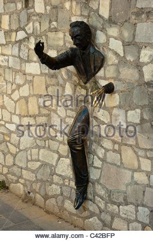 Elle met en scène « un excellent homme nommé dutilleul qui possédait le don singulier de passer à travers les murs sans en être incommodé. The statue; Le Passe Muraille at Montmartre, Paris, France ...