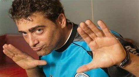 Por esa vivienda de constituyente salguero 320, donde vivió rodrigo de chico, desfiló muchísima gente el día de su muerte. Videos: A 19 años de la muerte de "El potro" Rodrigo ...