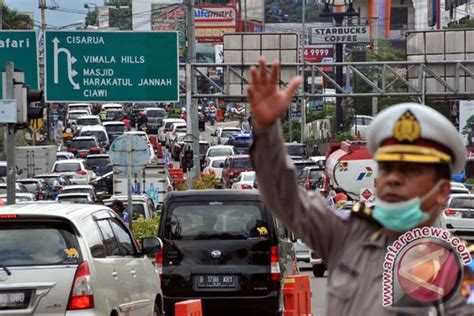 Tepatnya di jalan rancabango, desa cimanganten, kecamatan tarogong kaler. Jalur wisata Cipanas-Garut mulai ramai