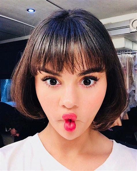Look at what selena did to her hair! Selena Gomez Shows Off a Super Short Bob Haircut on ...