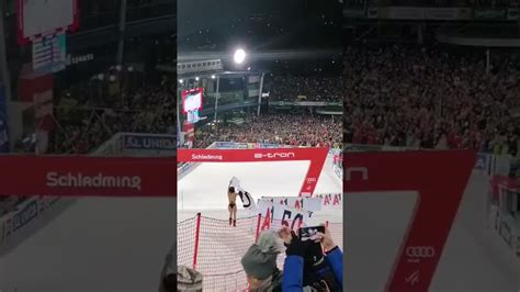 Sie verschaffte dem skirennen weltweite aufmerksamkeit. Flitzerin in Schladming stört Nachtslalom und läuft ins ...