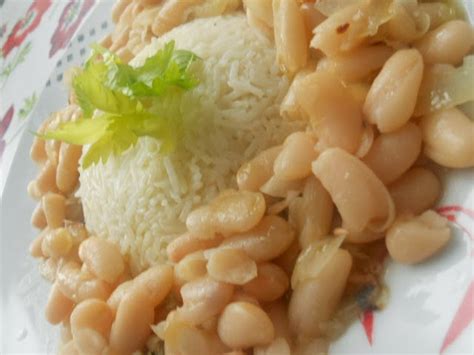 Una volta passato il tempo indicato, scolate le taccole e passate qualche secondo sotto un getto di acqua fredda, per poi tamponarle con carta. FAGIOLI CANNELINI CON RISO IN BIANCO - Blogboccabuona