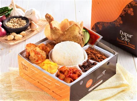 Lunch box di jakarta pertama yang bisa teman traveler coba adalah seporsi nasi ayam crispy di kawasan blok m, teman traveler juga akan menemukan lunch box yang praktis serta kekinian. Harga Nasi Box Kekinian : Harga Paket Nasi Box Murah Dan ...