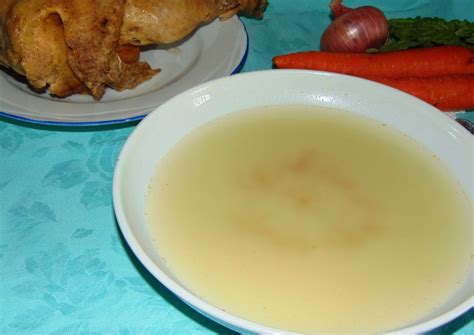 Di pastina rosmarino riscossa 2 coste di sedano 2 carote 1 cipolla 1 porro 1 patata 1 ciuffetto di prezzemolo 1 cucchiaino di sale 1 kg di pollo, pulito, lavato e. Brodo di pollo