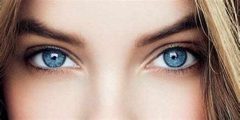 Pour finir le maquillage des yeux bleus il est indiqué d'utiliser un mascara dont la couleur est foncé. Le maquillage des yeux bleus : Technique et Conseils