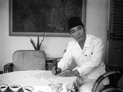 Memang, sudah khasnya orang besar dimanapun berada, tampaknya istrinya tidak cukup satu. Kumpulan Gambar Pahlawan Nasional: Gambar Ir. SOEKARNO