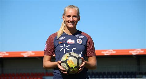 Karina sævik (norway) right footed shot from the right side of the box is close, but misses to. Stina Blackstenius : « un match excitant à jouer » | MHSC ...