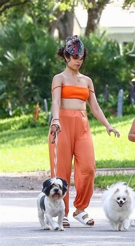 For the first five years of her life, cabello lived in cuba and mexico. Camila Cabello promène son chien à Miami - 17 novembre 2020