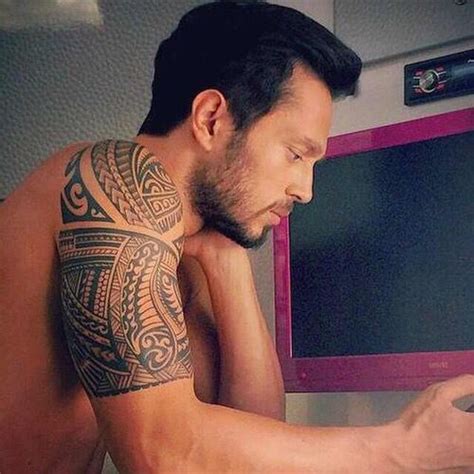Explore the best maori tattoo designs for men with masculine tribal ink ideas. En yakisikli panosundaki Pin