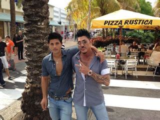 Estudiantes convirtieron a ricardo fort en santo y le rezan para aprobar. POLINODEANGOSTURA: Ricardo Fort sigue mimando a su novio ...