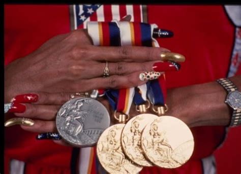 Her nails matched her uniform and her medals, too. Bioética: FLORENCE GRIFFITH-JOYNER