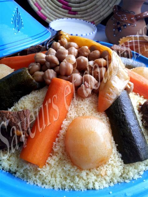 Détacher aussitôt les graines de couscous en mouillant avec de l'eau chaude salée. Couscous Algérien aux légumes et sauce rouge - Saveurs et ...