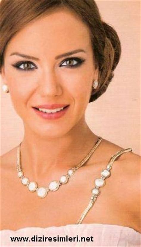 Opera sanatçısı mete uğur ile balerin suna uğur'un tek çocuğu olarak 1973'te i̇stanbul'da doğdu. deniz uğur - 17551 - itü sözlük görseller