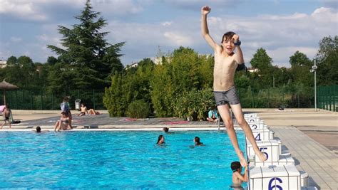 Men should not eat more than 30g of saturated fat a day. Public pool rules in France require that your swimsuit ...