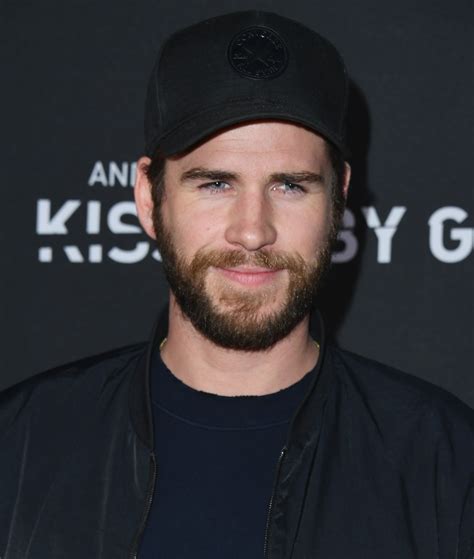 ¡liam hemsworth tiene un hermano gemelo! Liam Hemsworth's dubbelganger is gespot op de tennisbaan