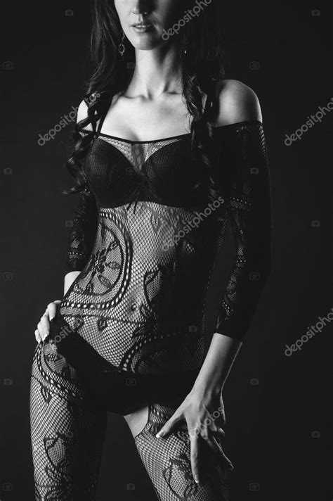 Le mensuel se décline en 12 couvertures, mettant en scène les plus belles femmes du monde, nues. Belles Femmes Nues : Collier De Port De Belle Jeune Femme Nue Image stock ... : Voir plus d ...