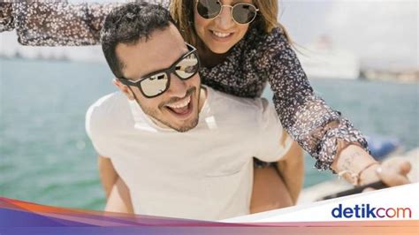 Lo bisa pilih kacamata dengan frame tebal atau berlensa besar. Mau Kacamata Lebih Tahan Lama? Ini Trik Merawatnya
