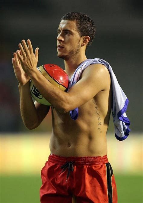Eden hazard is a footballer from belgium who plays as a midfielder for his national team and the chelsea football club. Eden Hazard Height Weight Body Statistics | Joueurs de ...