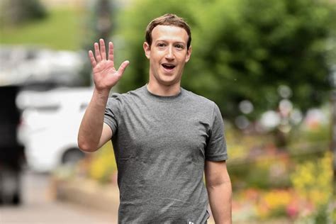 Mark zuckerberg is on facebook. De Photoshop Chirurg verwijderde alle plastische chirurgie ...