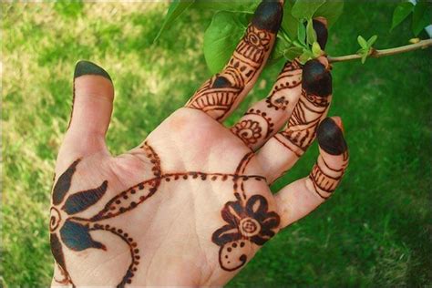 Gambar terkait dengan henna tangan simple dan mudah. 100 Gambar Henna Tangan yang Cantik dan Simple Beserta ...