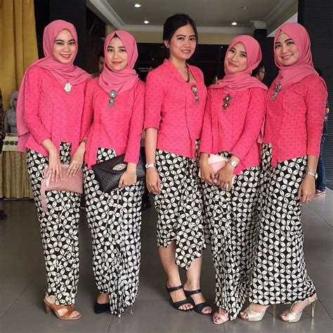 Helmi nursifah mengenakan atasan brokat dengan payet dan kerudung senada berwarna pink pastel. Kebaya kutu baru never fail to impress us. They all look ...