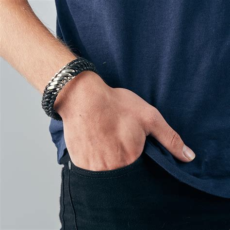 De ben mini armband is een verfijnde mini variant van de populaire ben schakel. Buddha to Buddha 815 Ben Mix Silver/Leather Black Armband