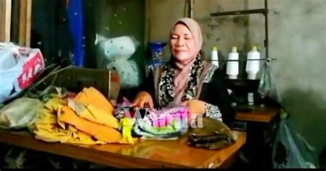 Jadi kalau anda merasa punya penghasilan diatas 2 juta rupiah perbulan jangan berharap mendapat bantuan dari. Ibu Tunggal Jaga Tiga Orang Anak Hidap Penyakit Genetik ...