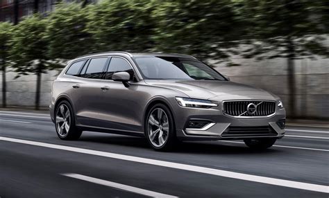 Naturally, the v60 arrives with all the right safety kit, including city safety with cyclist, pedestrian and animal recognition and auto brake intervention my only issue is that the canadian t8 inspiration will put blind spot monitoring in a package, which makes no sense. Volvo V60 T8 Twin Engine AWD R-Design 2019 - test en specs ...