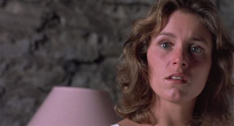 Abby se voit offrir par son mari un revolver à crosse de nacre. Blood Simple (1984)