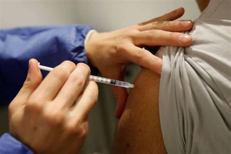 Des décès qui restent élevés malgré. Les vaccins à ARN messager semblent efficaces contre le ...