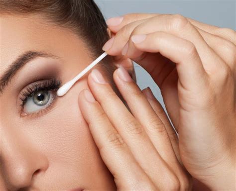 Applying eyeshadow is always an easy task; 5 Q-Tip Hacks You Need To Know