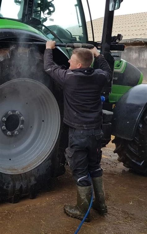 Kleiner junge sitzt auf toilette mit gequälten gesicht. Pin von Bauer in Gummistiefeln auf Wellies2 - Farm ...