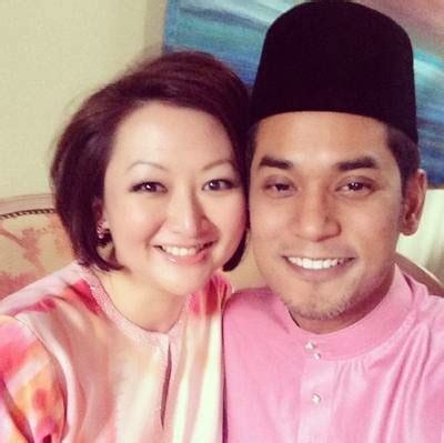 He was born on 13 november 1946 in johor, malaysia and received his early education at the royal military college in sungai besi, kuala lumpur. Sangat Bahagia!! Gambar Isteri Dan Anak-Anak Khairy ...