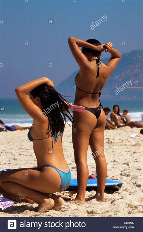 This installment is a contemporary tribute to the bossa nova sound, especially the music of antonio carlos jobim. Rio de Janeiro, Brésil. Deux femmes en bikini sur la plage ...