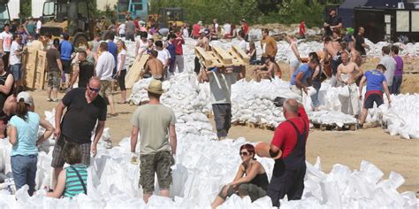 Die österreichische version hatte nach einem tag über 120.000 anhänger, eine weitere über 36.000 anhänger. Hochwasser in Deutschland: Eine Flut an Freiwilligen - taz.de