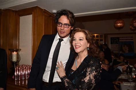 Allo stesso tempo dovrà affrontare la propria complicata vita familiare, resa ancora più difficile dalla. cafonal! - stefania sandrelli balla scatenata alla festa ...