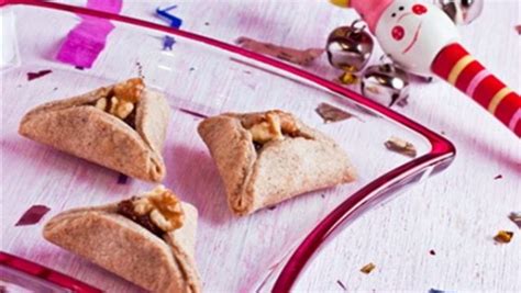 ענר צלאל, השף קונדיטור של מסעדת דלאל, מכין את אוזני ההמן הרכות והמופלאות צעד אחר צעד ובשלל מליות: אוזני המן במילוי תמרים ואגוזים