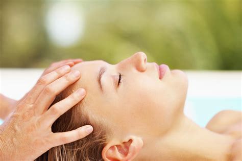 The part of the body above the neck where the eyes, nose, mouth, ears, and brain are: Indian Head Massage | Simply Healing Detox Retreat | West ...